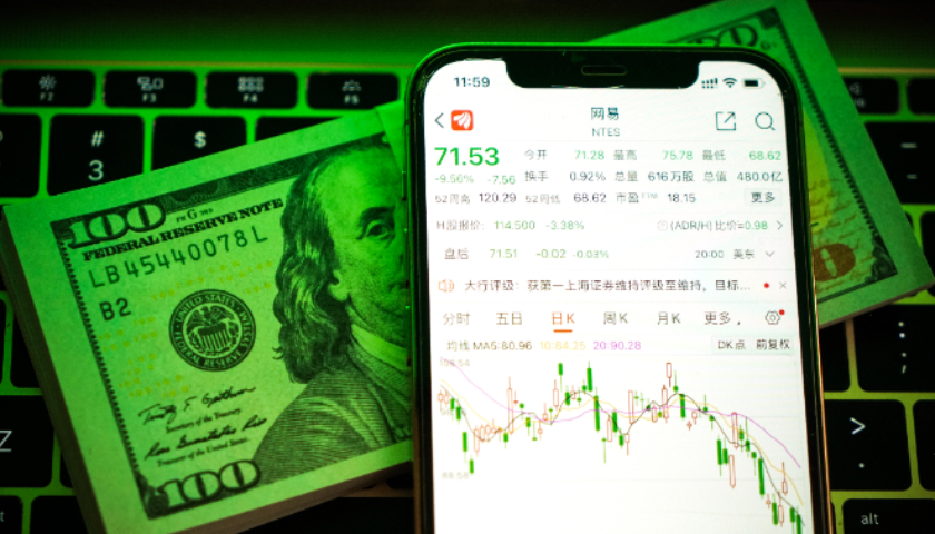 股票:配资讨论网-美股因假新闻剧烈波动，三大股指涨跌不一，苹果市值一夜蒸发千亿美元