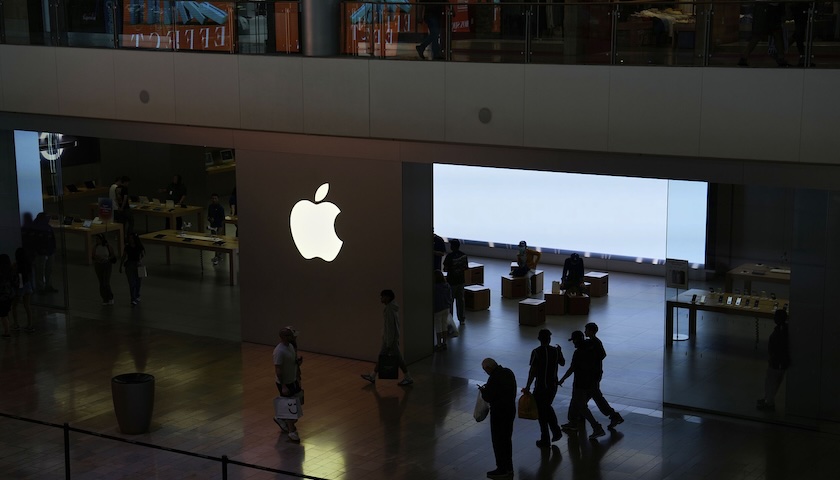 配资:哪个期货品种保证金最低-面对145%的关税， 最焦心的是苹果和沃尔玛的ceo