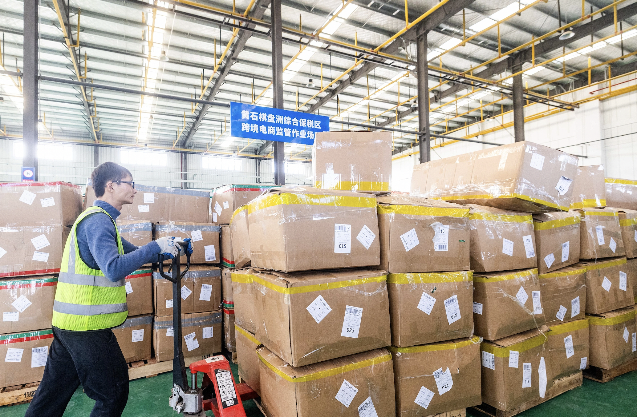 财经:配资炒股配资平台-商务部回应美提高小额包裹关税，“严重影响美国消费者利益”