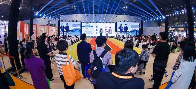 股票:老牌配资平台论坛-破界·共生，乔治白联合东华大学权威发布2026中国校服流行趋势